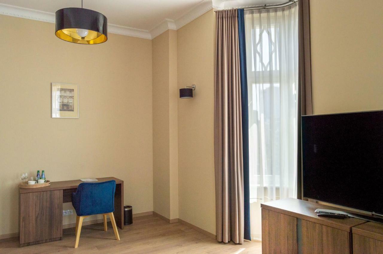 Brass Suites Homestay *