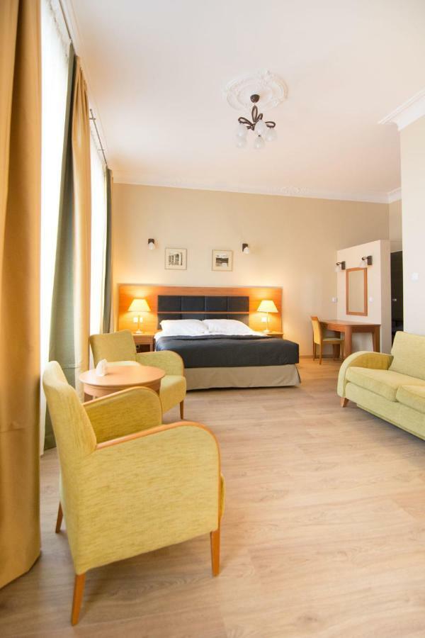 Brass Suites Homestay *